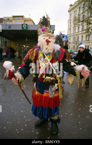 Der traditionelle Karneval (Tschechisch: Masopust) Parade in Prager Zizkov Viertel beginnt auf Jiriho Z Podebrad Quadrat auf 5 Phaebrua Stockfoto