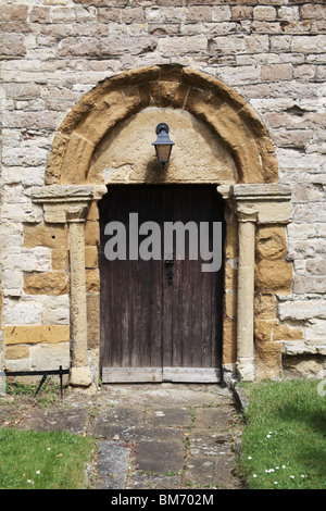 Die Tür Norman South St. Marien Kirche, Halford, Warwickshire, England Stockfoto