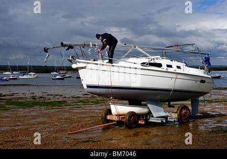 Boot-Wartung bei Ebbe auf Mersea Island Essex UK Stockfoto