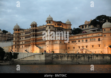 Blick auf Lake Pichola in Richtung City Palace in Udaipur, Rajasthan in Indien. Stockfoto