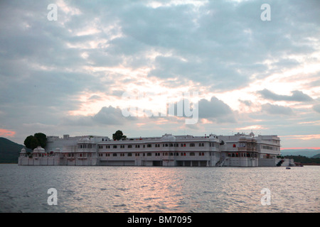Blick auf Lake Pichola in Richtung das Lake Palace Hotel in Udaipur, Rajasthan in Indien. Stockfoto
