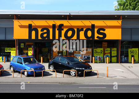 Ein Halfords Speicher in einer Stadt, U.K. Stockfoto