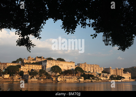 Blick auf Lake Pichola in Richtung City Palace in Udaipur, Rajasthan in Indien. Stockfoto