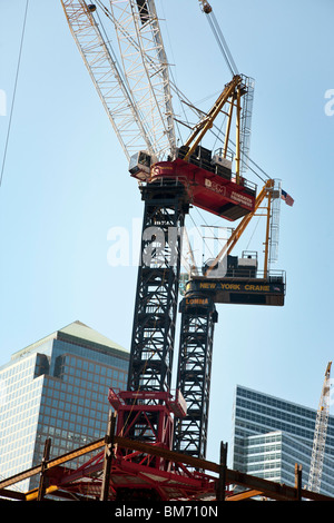 zarte Maßwerk der Bau Krane auf Stahlskelett des kleinen Turms auf World Trade Center Site New York errichtet Stockfoto