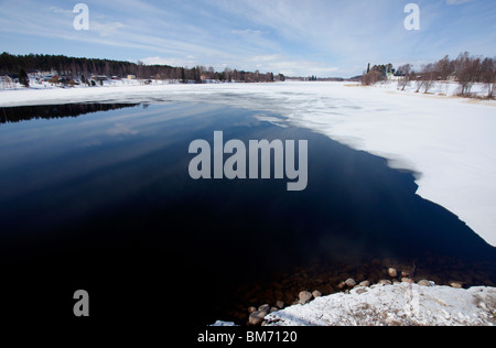 Teilweise geschmolzene Eisdecke in einem Fluss im zeitigen Frühjahr, Finnland Stockfoto