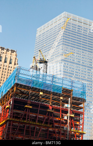 Stahlkonstruktion der Freedom Tower steigt vom Sockel 20. Mai 2010 vor bereits abgeschlossen 7 World Trade Center tower Stockfoto