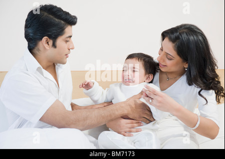 Eltern, die ihren Sohn trösten Stockfoto