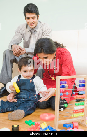 Baby Boy spielen Spielzeug mit seinen Eltern Stockfoto