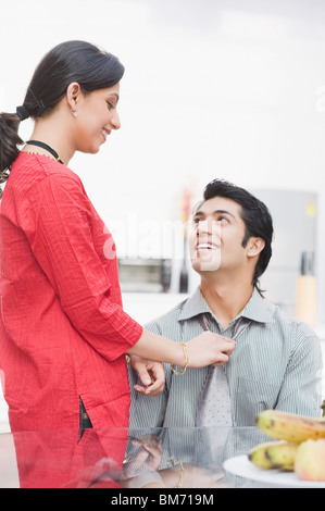Frau, die Anpassung ihres Mannes Krawatte Stockfoto