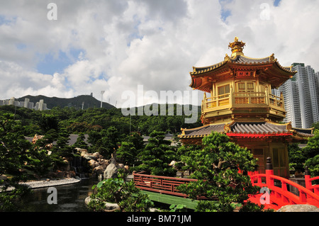 Goldene Pagode und Lotus-Teich, Blick nach Norden zu den grünen Hügeln des Chi Lin Nunnery, Diamond Hill, Kowloon, Hong Kong Stockfoto