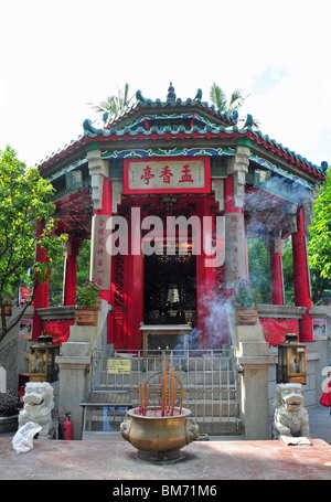 Weihrauch brennen vor dem Roten Tor und Löwe Schritte von der buddhistischen Yue Hing Schrein, Wong-Tai-Sin-Tempel, Hong Kong Stockfoto