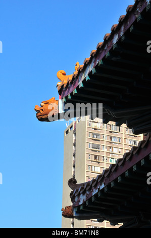 Gold Drachenkopf, starrte heftig aus den Dach-Ecken des Torbogen am Eingang zu der Wong Tai Sin Temple in Hong Kong Stockfoto