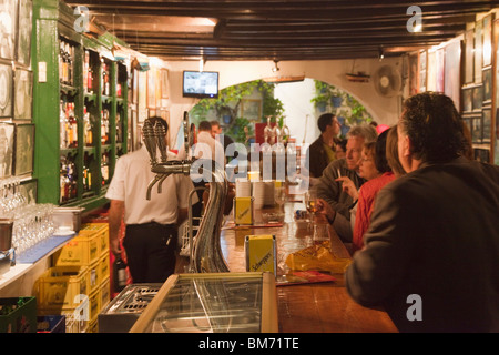 Malaga, Costa Del Sol, Spanien. Kunden in Bar El Pimpi. Stockfoto