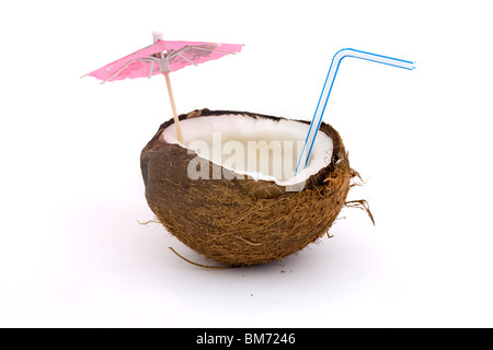 Kokosnuss mit Strohhalm und Sonnenschirm über weiß öffnen Stockfoto