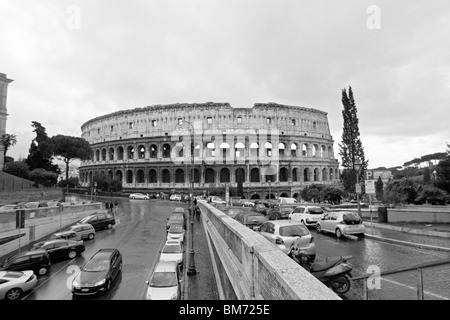 Rom, 30. Januar 2010--das Kolosseum, eingefangen in schwarz und weiß auf Agfa APX 100 negativ-Film, wie gesehen von Via del F Stockfoto