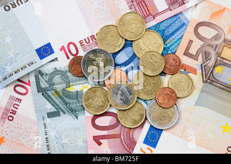 Euro-banknoten und -münzen in verschiedenen Konfessionen aus der Europäischen Union. Europa EU Stockfoto