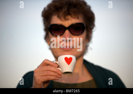 Frau trinkt Espressokaffee Stockfoto