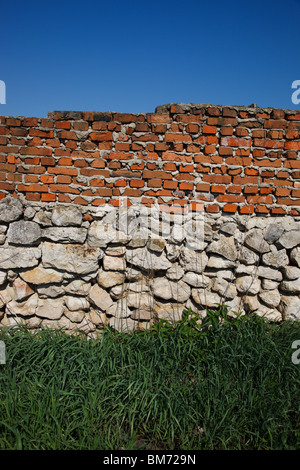Wand aus dem Ziegel und Stein. Stockfoto