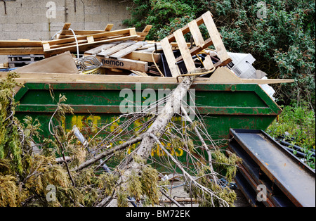 überspringen Sie beladen mit Müll Entsorgung warten Stockfoto