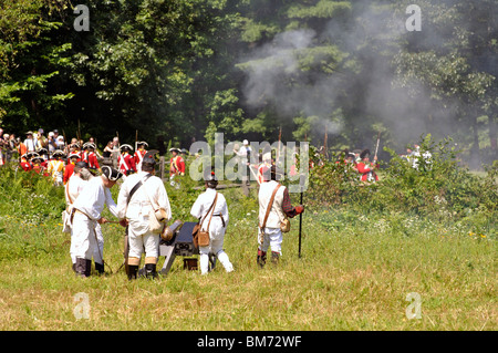 Amerikanische Patrioten in der Schlacht - kostümiert amerikanischer revolutionärer Krieg-Ära (1770) Reenactment Stockfoto