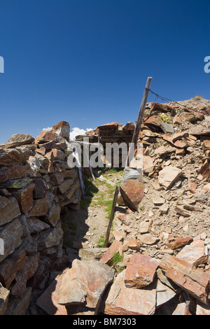 alte Schützengräben des ersten Weltkrieges in italienischen Alpen Stockfoto