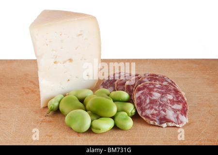 Frühstücksbrettchen mit Salami Pecorino und Saubohnen isoliert auf weißem Hintergrund mit Beschneidungspfad Stockfoto