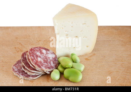 Frühstücksbrettchen mit Salami Pecorino und Saubohnen isoliert auf weißem Hintergrund mit Beschneidungspfad Stockfoto