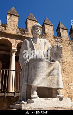 Cordoba, Provinz Córdoba, Spanien. Statue des Averroes, muslimischer Universalgelehrter geboren in Córdoba 1126, Marrakesch, Marokko, starb 1198. Stockfoto