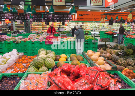 Obst und Gemüse Abschnitt in Al Campo Supermarkt, Marbella, Spanien. Stockfoto