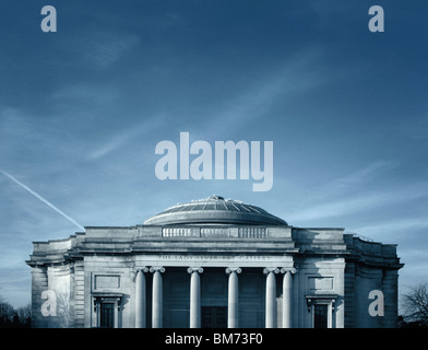 Architektur-Bild von der Dame Hebel Art Gallery in Port Sunlight, Wirral, UK Vorderansicht zeigen, Säulen und Dachlinie Stockfoto