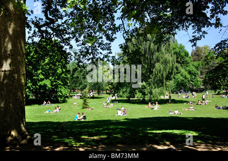 Menschen entspannen im Park, Hyde Park, Westminster, London, England, Vereinigtes Königreich Stockfoto