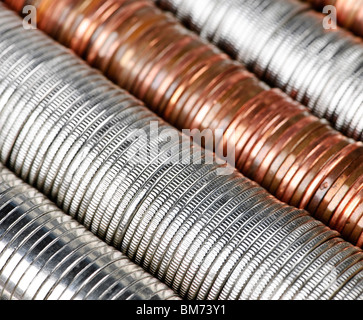 Hintergrund der Penny Nickel Dime und Quarter Münzen gestapelt Stockfoto