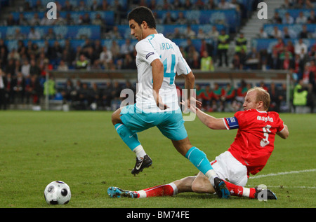 Ludovic Magnin Switzerland (r) versucht Arda Turan der Türkei (l) zu bekämpfen, während ein UEFA Euro 2008 Fußballspiel 11. Juni 2008. Stockfoto