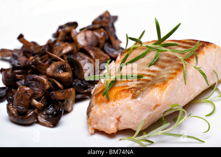 Gegrillter Fisch, Lachs-Steak mit Pilzen Stockfoto