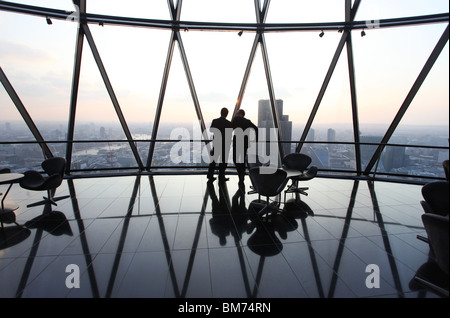 Geschäftsleuten stehen und reden am oberen Rand der Wolkenkratzer Gherkin in der City of London, U.K Stockfoto