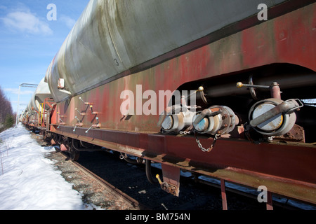 Lange Tanker trainieren Transport von Chemikalien für die Industrie, Finnland Stockfoto