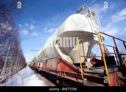 Lange Tanker trainieren Transport von Chemikalien für die Industrie, Finnland Stockfoto