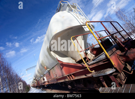 Lange Tanker trainieren Transport von Chemikalien für die Industrie, Finnland Stockfoto