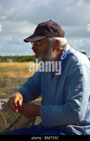 Fischer Netze beim Gedanken an die nächste Reise zu reparieren Stockfoto