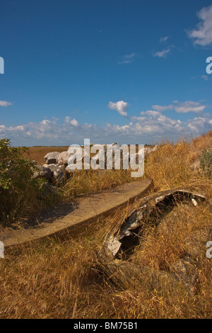 Neben alten Schiffswracks stonewall auf der Isle of Helnaes, Dänemark Stockfoto