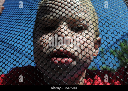 Junge auf Trampolin Stockfoto