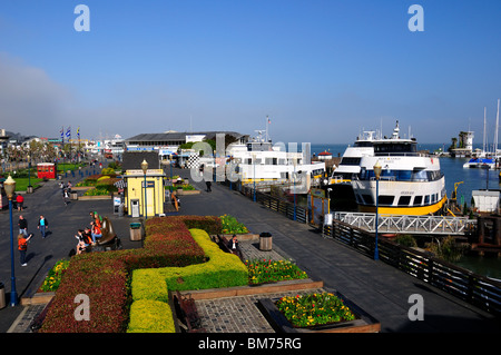 Straßenszene in der Nähe von Pier 39 an der Fishermans Wharf, San Francisco, Kalifornien, USA. Stockfoto