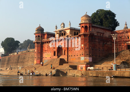 Blick auf die Ghats (Treppen) von den heiligen Ganges in Varanasi, Benares oder Banaras, Uttar Pradesh, Indien. Stockfoto