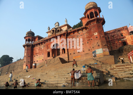 Blick auf die Ghats (Treppen) von den heiligen Ganges in Varanasi, Benares oder Banaras, Uttar Pradesh, Indien. Stockfoto