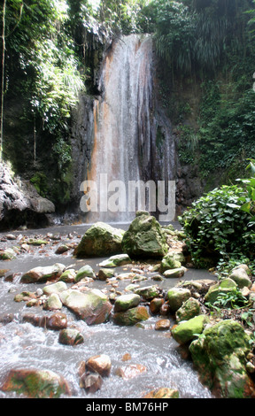 Ein malerischer Wasserfall in Diamond botanische Gärten, St Lucia Stockfoto