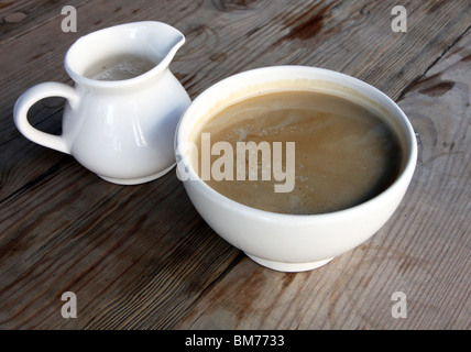 Café-au-Lait, französischen Stil in eine Schüssel geben Stockfoto