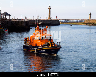 Das Whitby Rettungsboot "George und Mary Webb" Maneovering im Hafen im Abendlicht Stockfoto