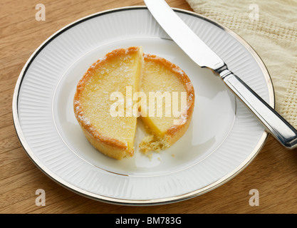 Französisch-Zitrone Flammkuchen (Tarte au Citron) in Scheiben geschnitten Stockfoto