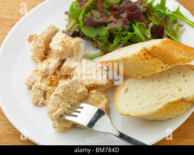 Coronation Chicken mit Salat und Brot Stockfoto