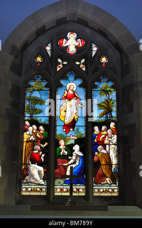 Glasmalerei-Fenster über dem Altar an Str. Marys Kirche Rydal Nr. Ambleside Stockfoto